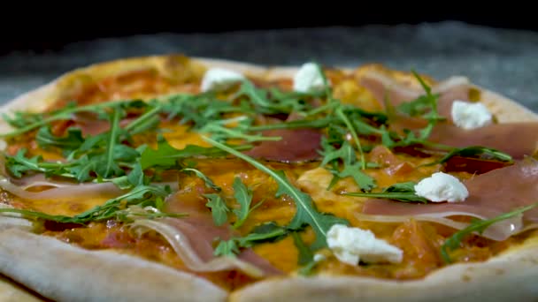 Verse pizza met kaas, kruiden, tomaten, slow-motion — Stockvideo