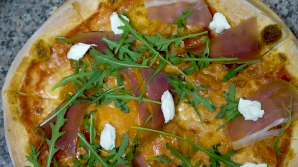 Pizza mit Gewürzen bestreuen, Zeitlupe — Stockvideo