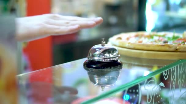 Le serveur prend la pizza après la cuisson, au ralenti — Video