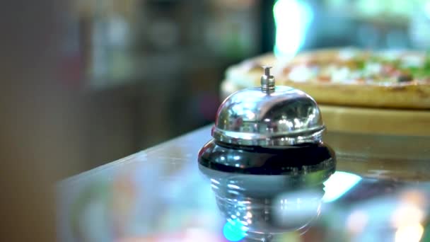 O garçom leva pizza depois de cozinhar, câmera lenta — Vídeo de Stock