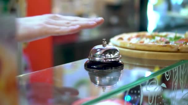 Le serveur prend la pizza après la cuisson, au ralenti — Video