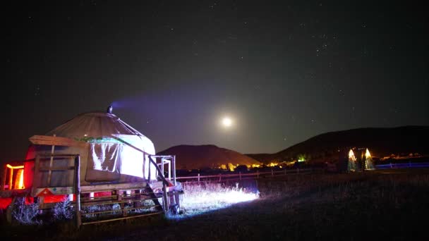 Timelapse van de yurt onder de sterrenhemel nachtelijke hemel — Stockvideo
