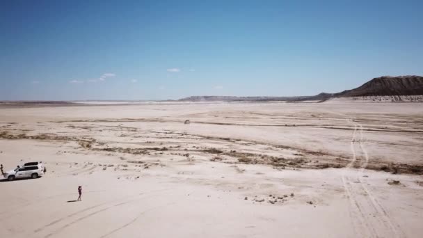 The car crosses the desert leaving dust. Locality in the country of Kazakhstan, similar to Arizona — Stock Video