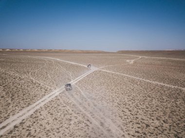 Arabayı toz bırakarak çöl haçlar. Kazakistan, Arizona'ya benzer ülkenin yöre