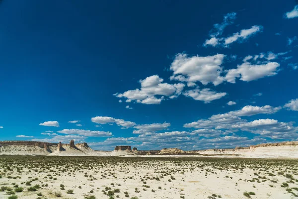 Öknar och berg i Kazakstan gillar från Arizonaöknen — Stockfoto