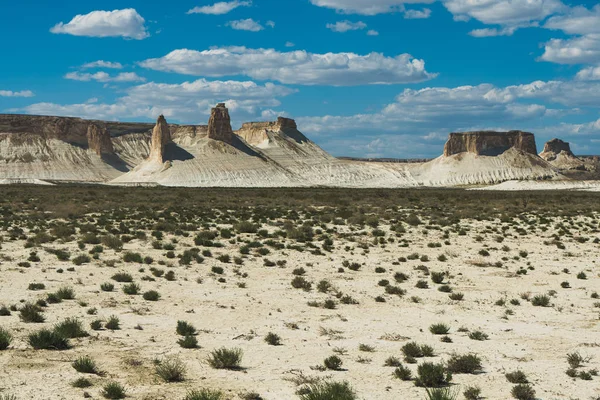 Woestijnen en bergen in Kazachstan, zoals uit de woestijn van Arizona — Stockfoto