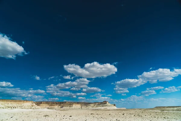 Desertos e montanhas no Cazaquistão como do deserto do Arizona — Fotografia de Stock