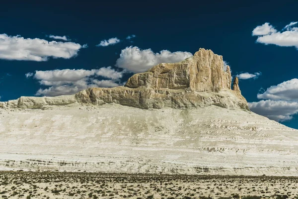 Wüsten und Berge in Kasachstan wie aus der Wüste Arizonas lizenzfreie Stockbilder