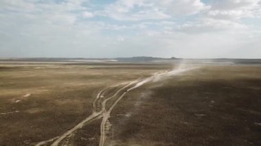 Arabayı toz bırakarak çöl haçlar. Kazakistan, Arizona'ya benzer ülkenin yöre