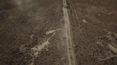 Arabayı toz bırakarak çöl haçlar. Kazakistan, Arizona'ya benzer ülkenin yöre