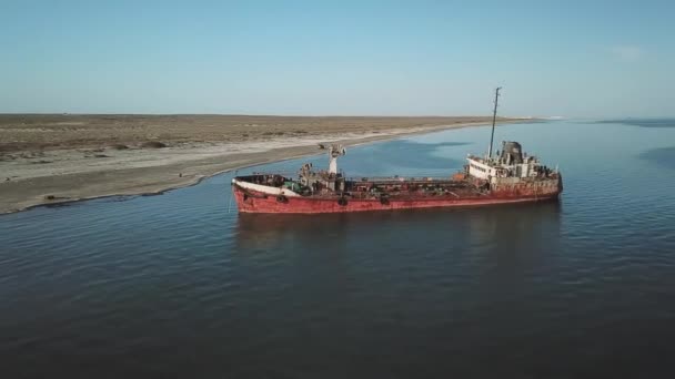 Le vieux vaisseau jeté s'est assis sur une berge. Vue aérienne — Video