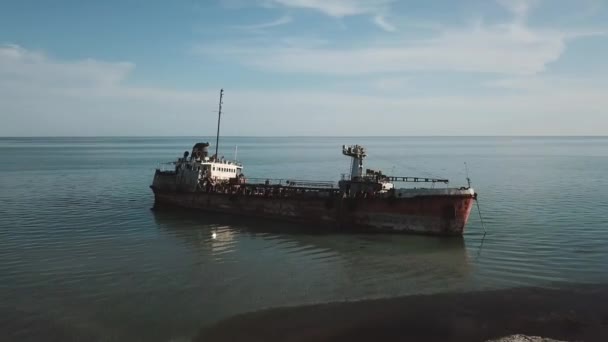 Het gegooid oude schip heeft zitten op een bank. Luchtfoto — Stockvideo