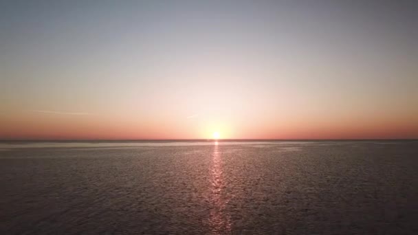 Coucher de soleil sur la mer. Aérien par drone — Video