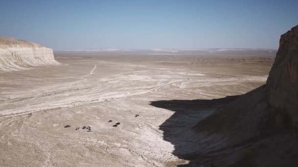 Estacionamento de carro em desertos e montanhas no Cazaquistão como de outro planeta — Vídeo de Stock