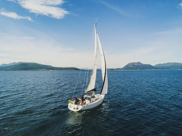 Denizde Yelkenli Yat. Dron tarafından havadan görünümü — Stok fotoğraf