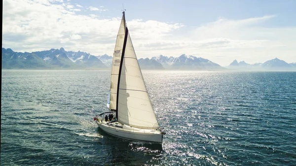 Yate de vela en el mar. Vista aérea por dron —  Fotos de Stock