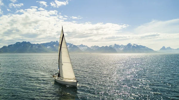 Yate de vela en el mar. Vista aérea por dron —  Fotos de Stock