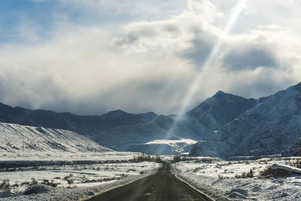Autoroute russe d'hiver parmi les montagnes de l'Altaï en hiver — Photo