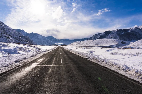 Autoroute russe d'hiver parmi les montagnes de l'Altaï en hiver — Photo
