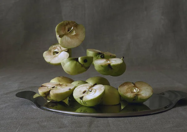 Grüne Äpfel Auf Einem Eisentablett — Stockfoto