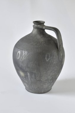 Beyaz arka plan üzerinde kil şarap sürahisi.