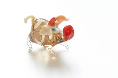 Beyaz bir arka plan üzerinde cam domuz.