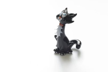 Siyah bir kedi camdan figürler.