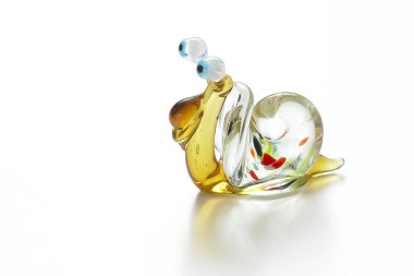 Beyaz bir arka plan cam yapılan salyangoz.