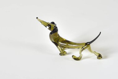 Cam figür Dachshund hafif bir arka plan üzerinde.