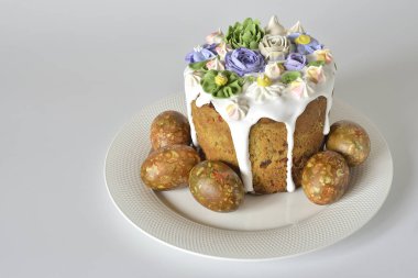 Paskalya pastası ve hafif bir tabakta boyalı yumurta.