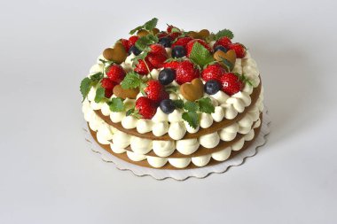 Taze çilek ile süslenmiş katmanlı kek.