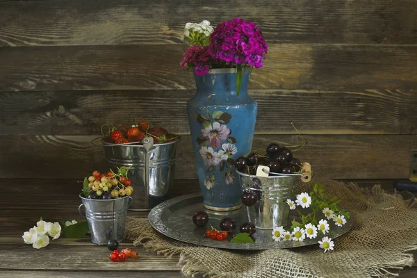 Gartenbeeren Eisernen Eimern Und Blumen Krug — Stockfoto