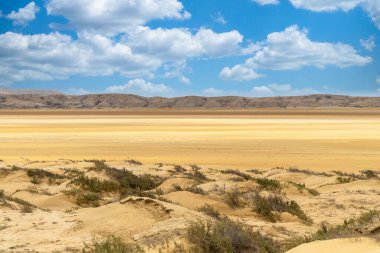 Cabo de Vela 'da mavi gökyüzü olan güzel bir çöl manzarası. La Guajira, Kolombiya.