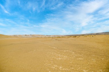 Cabo de Vela 'da mavi gökyüzü olan güzel bir çöl manzarası. La Guajira, Kolombiya.