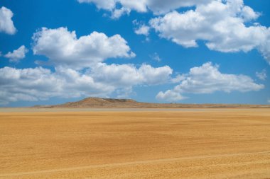 Cabo de Vela 'da mavi gökyüzü olan güzel bir çöl manzarası. La Guajira, Kolombiya.