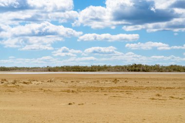 Cabo de Vela 'da mavi gökyüzü olan güzel bir çöl manzarası. La Guajira, Kolombiya.