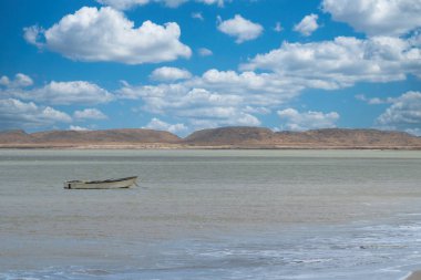 Cabo de Vela 'da mavi gökyüzü olan güzel bir çöl manzarası. La Guajira, Kolombiya.