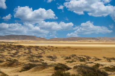 Cabo de Vela 'da mavi gökyüzü olan güzel bir çöl manzarası. La Guajira, Kolombiya.