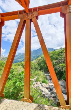 Yellow Metal Köprüsü Venedik, Antioquia, Kolombiya yolunda.