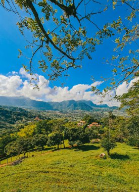 Venedik, Antioquia, Kolombiya 'da mavi gökyüzü ve bir sürü bitki örtüsü olan güzel bir kırsal bölge..
