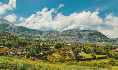 Venedik, Antioquia, Kolombiya 'da mavi gökyüzü ve bir sürü bitki örtüsü olan güzel bir kırsal bölge..