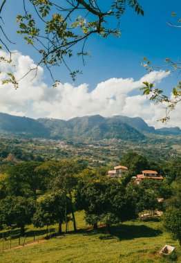 Venedik, Antioquia, Kolombiya 'da mavi gökyüzü ve bir sürü bitki örtüsü olan güzel bir kırsal bölge..