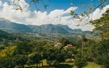 Venedik, Antioquia, Kolombiya 'da mavi gökyüzü ve bir sürü bitki örtüsü olan güzel bir kırsal bölge..