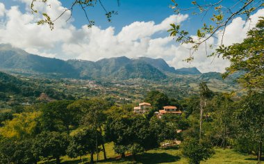 Venedik, Antioquia, Kolombiya 'da mavi gökyüzü ve bir sürü bitki örtüsü olan güzel bir kırsal bölge..