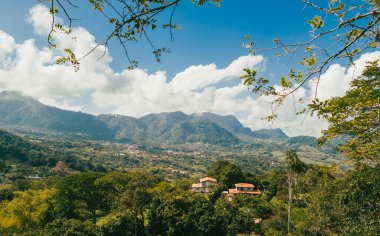 Venedik, Antioquia, Kolombiya 'da mavi gökyüzü ve bir sürü bitki örtüsü olan güzel bir kırsal bölge..