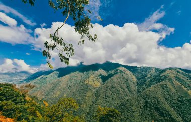 Venedik, Antioquia, Kolombiya 'da mavi gökyüzü ve bir sürü bitki örtüsü olan güzel bir kırsal bölge..