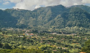 Venedik, Antioquia, Kolombiya 'da mavi gökyüzü ve bir sürü bitki örtüsü olan güzel bir kırsal bölge..