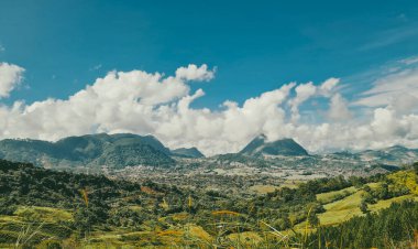 Venedik, Antioquia, Kolombiya 'da mavi gökyüzü ve bir sürü bitki örtüsü olan güzel bir kırsal bölge..