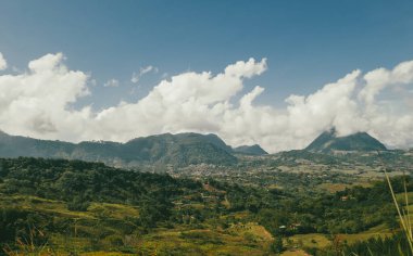 Venedik, Antioquia, Kolombiya 'da mavi gökyüzü ve bir sürü bitki örtüsü olan güzel bir kırsal bölge..
