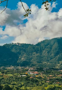 Venedik, Antioquia, Kolombiya 'da mavi gökyüzü ve bir sürü bitki örtüsü olan güzel bir kırsal bölge..